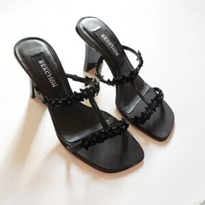 y2k vintage heeled sandals black t-strap square toe floral applique  7.5